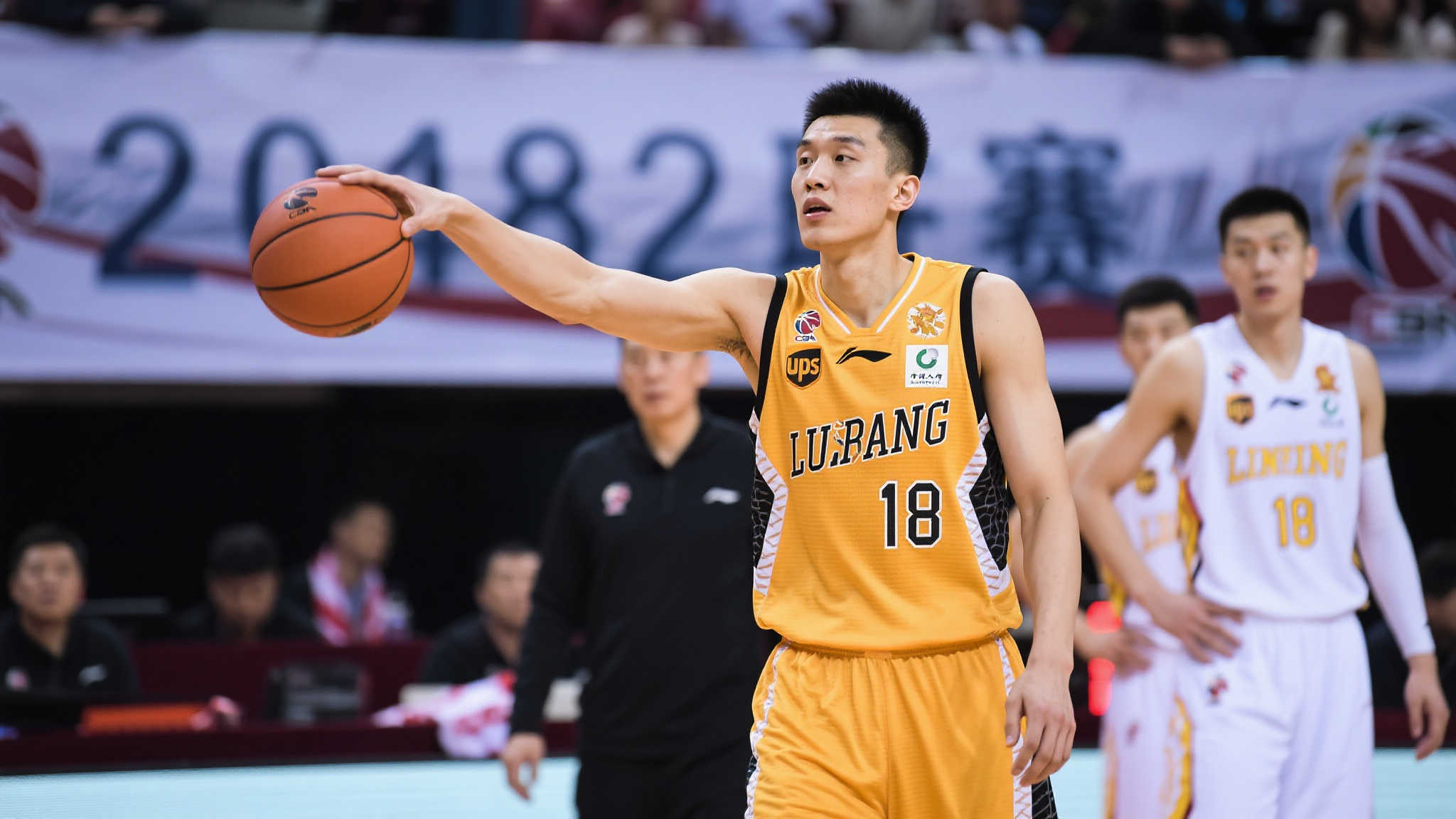 说起年少成名者，当年18岁的丁彦雨航也被山东黄金队